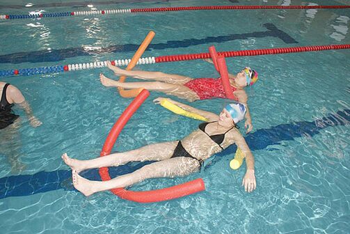 With back pain caused by osteochondrosis in the chest, it is necessary to visit the swimming pool