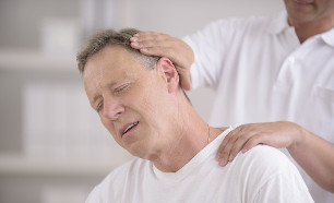 A man with osteochondrosis of the neck at the reception of a manual masseur